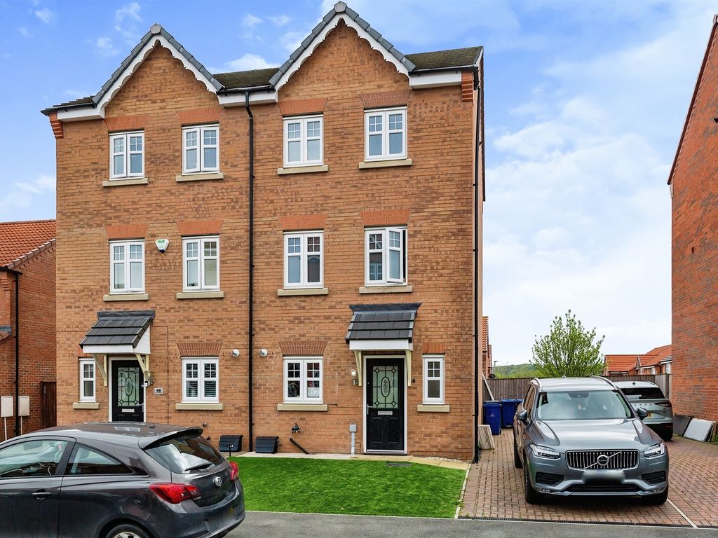 4 bed semidetached house for sale in Hawthorne Avenue, Barnsley S71