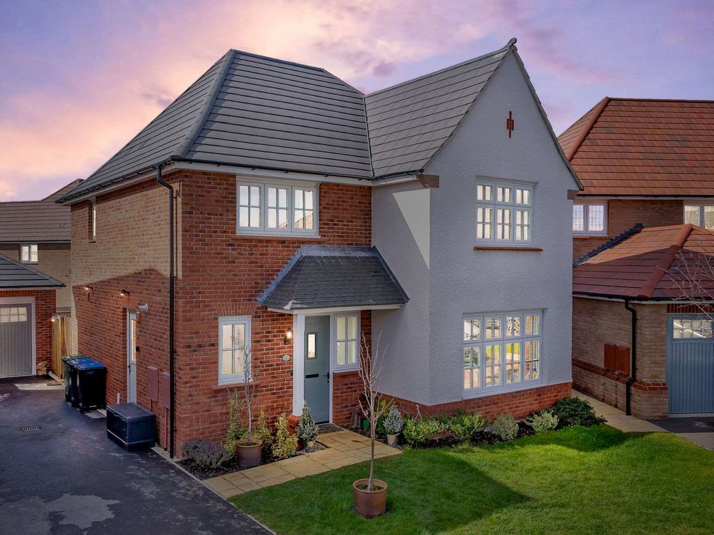 4 bed detached house for sale in Henry Road, Market Harborough LE16, £