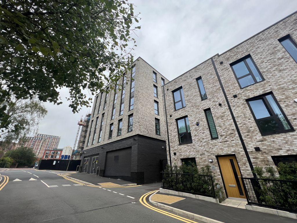 2 bed flat to rent in Chapel St, Salford M13, £1,450 pcm Zoopla