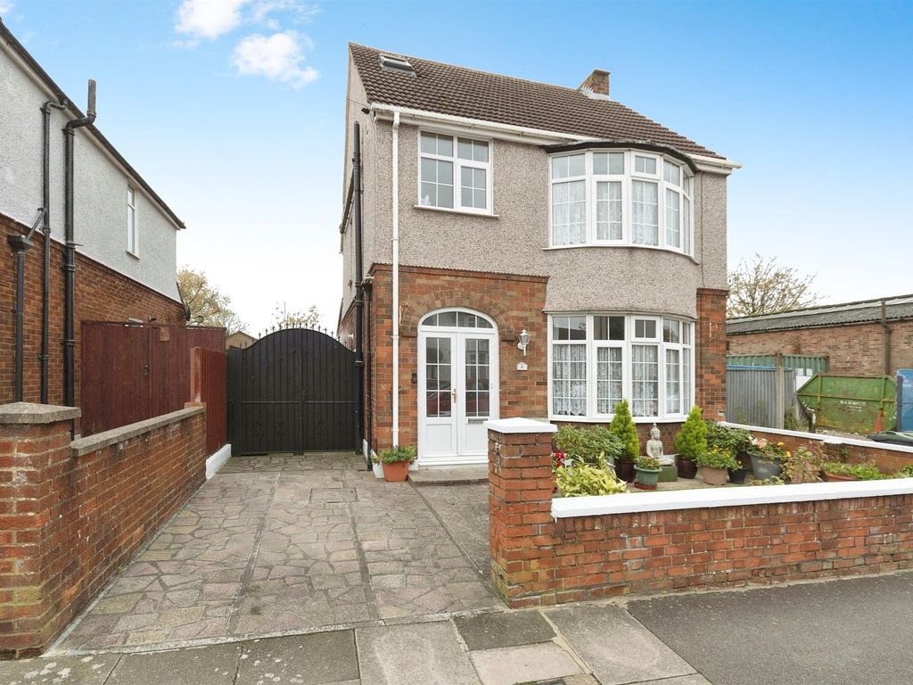 4 bed detached house for sale in Road, Luton LU2, £465,000 Zoopla