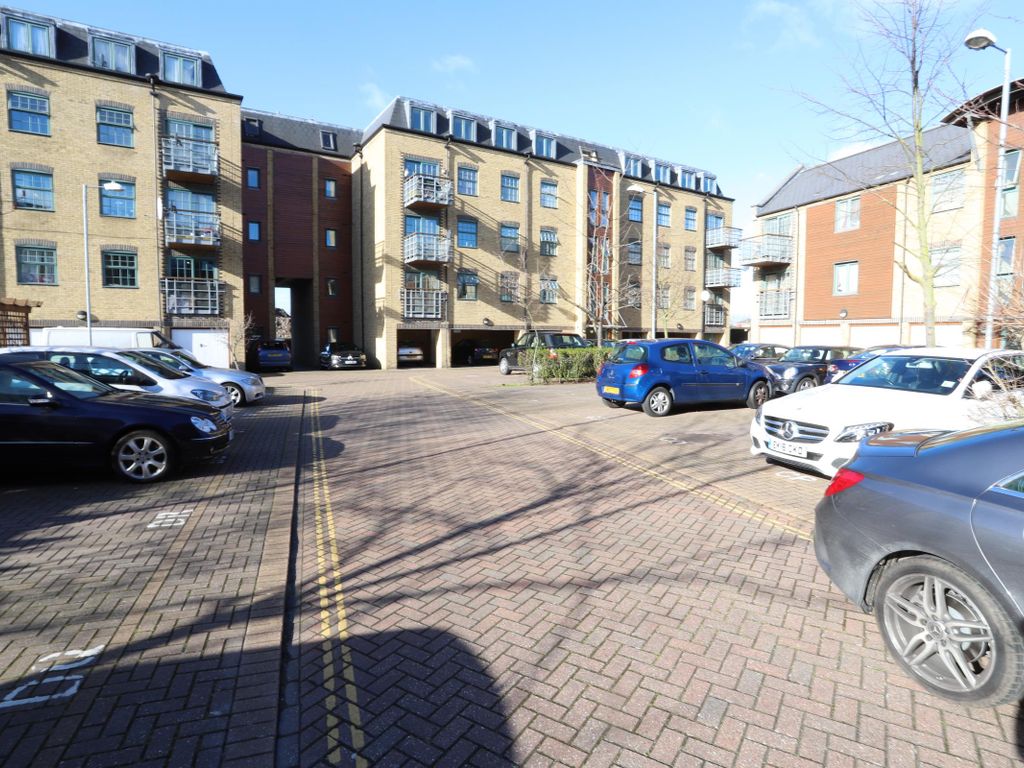 1 bed flat to rent in Abbey Road, Barking IG11, £1,300 pcm Zoopla