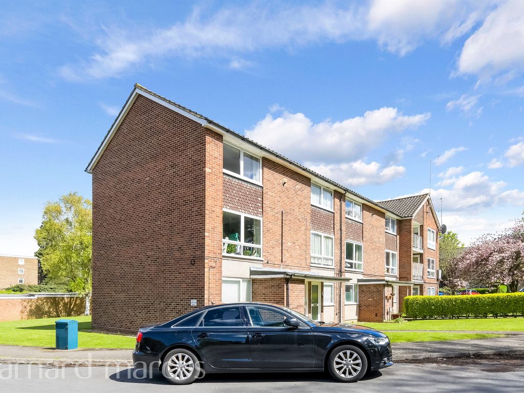 2 bed flat for sale in Basinghall Gardens, Sutton SM2, £250,000 Zoopla