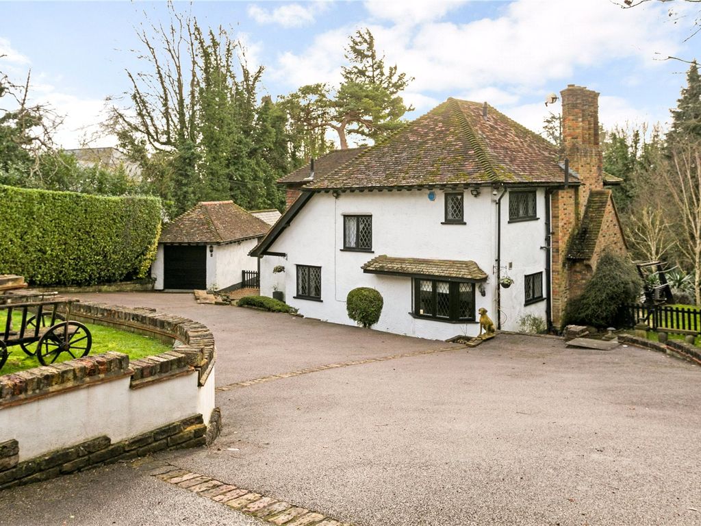 4 bed detached house for sale in Trout Rise, Loudwater, Rickmansworth