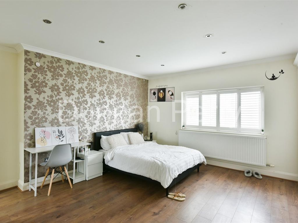 4 bed semidetached house for sale in Mimms Hall Road, Potters Bar