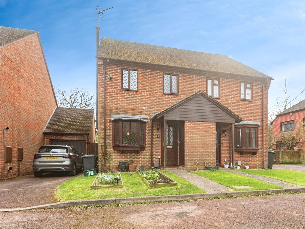 3 bed semidetached house for sale in Binfields Close, Chineham