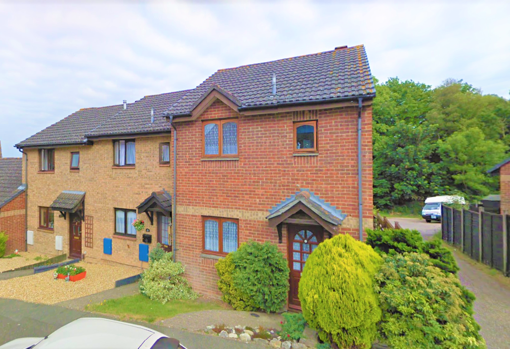 3 bed terraced house to rent in Mary Rose Avenue, Wootton Bridge, Ryde