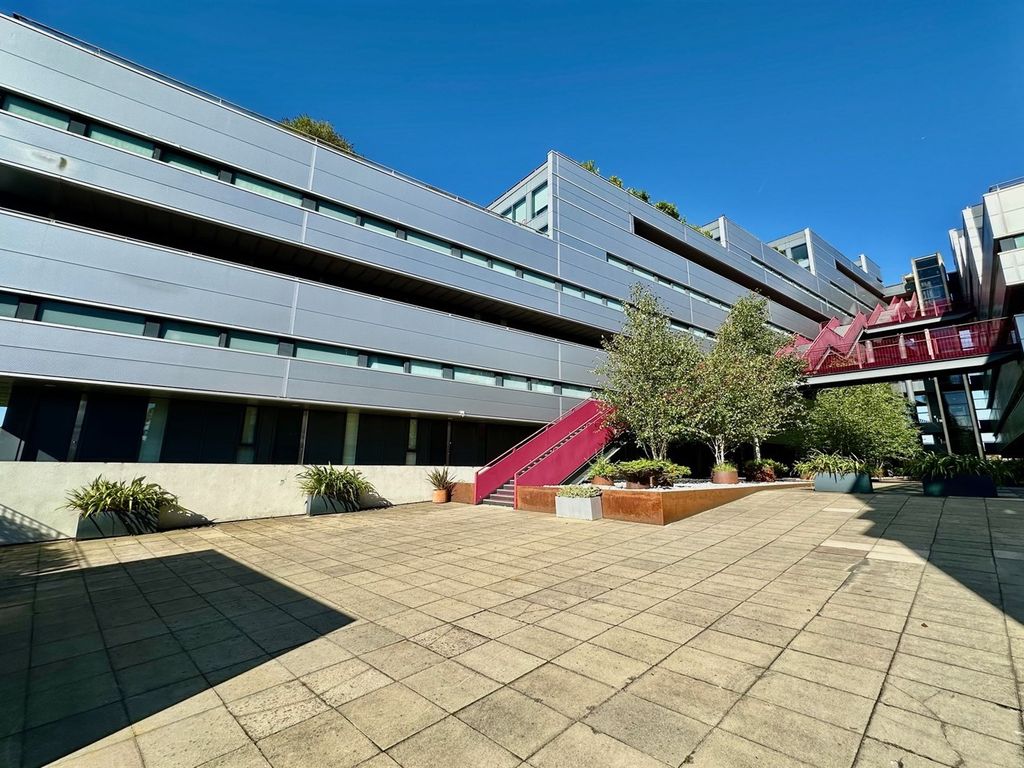 2 bed flat to rent in Woodfield Road, Broadheath, Altrincham WA14, £