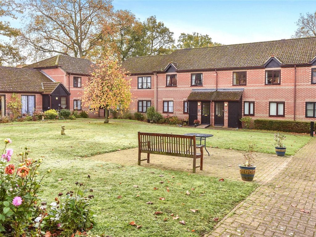 2 bed flat for sale in Copenhagen Walk, Crowthorne, Berkshire RG45, £