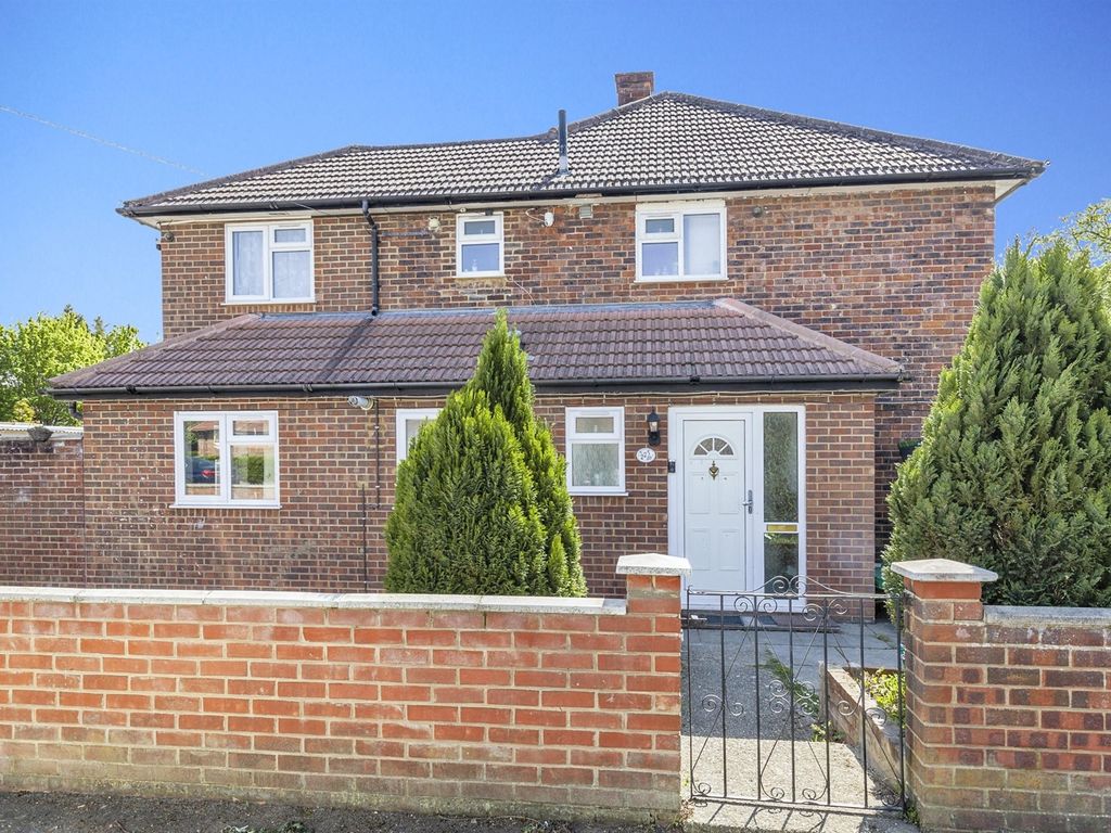 4 bed semidetached house for sale in Trelawney Avenue, Langley, Slough