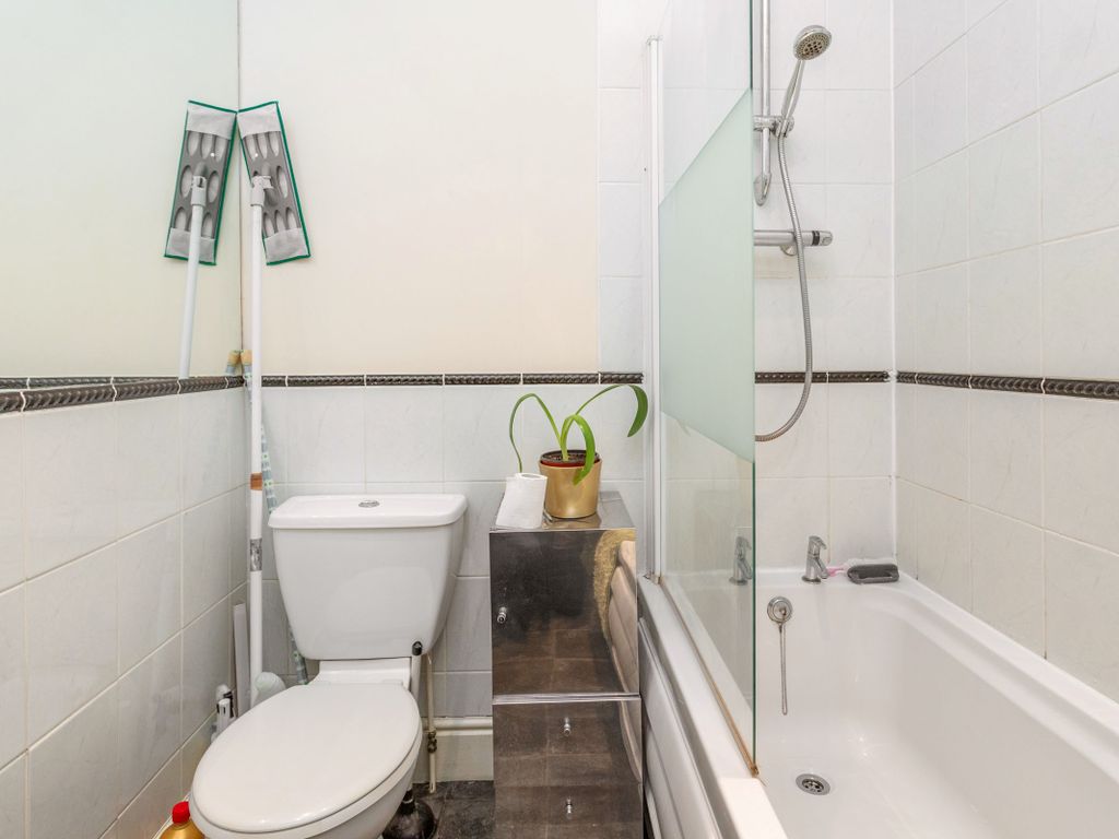 2 bed flat for sale in Thorne Road, Town Moor, Doncaster DN2, £110,000