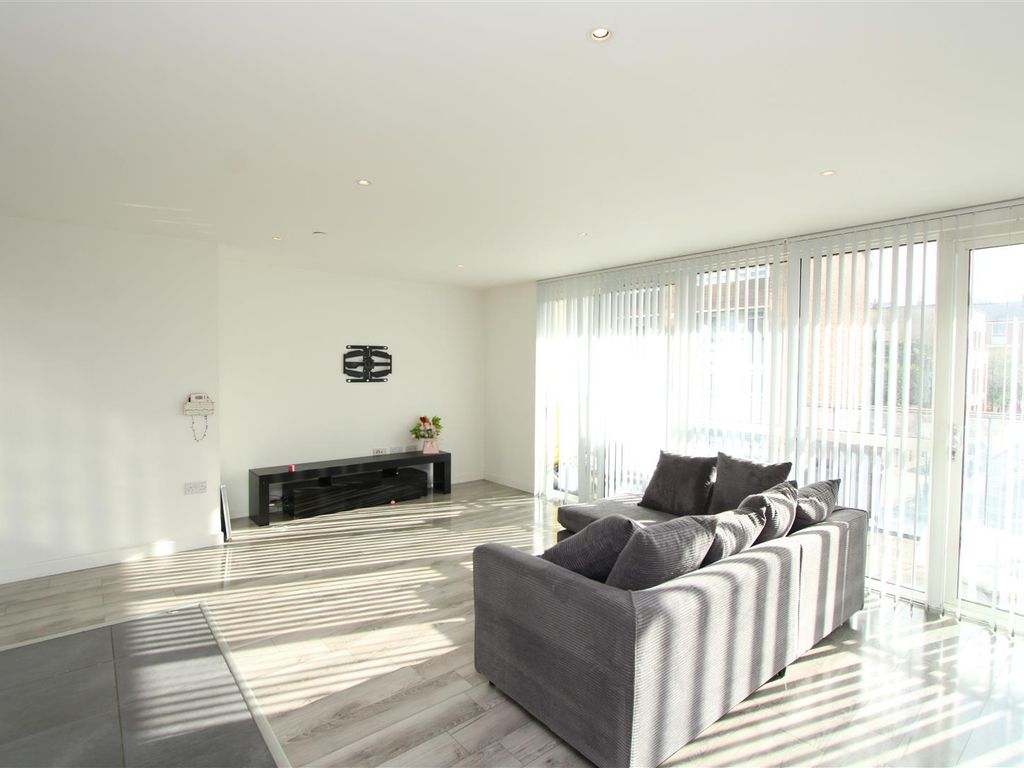 2 bed flat to rent in Panoramic Tower, Hay Currie Street, London E14, £