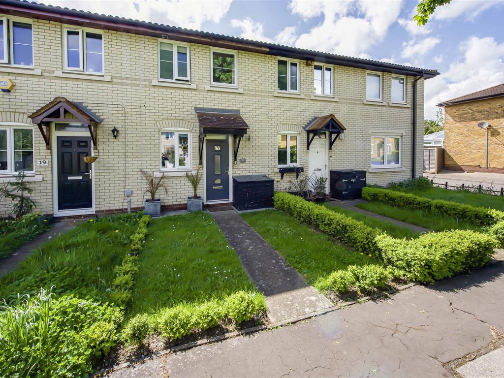 1 bed terraced house for sale in Sonning Gardens, Hampton TW12, £