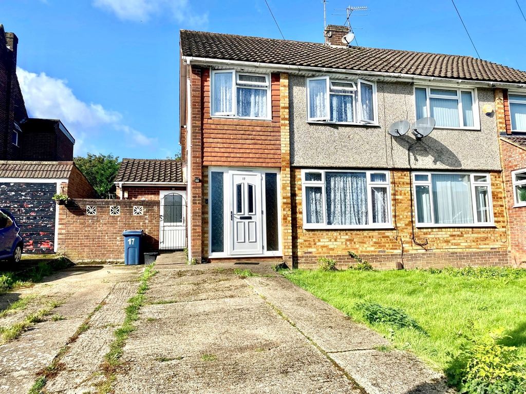 3 bed semidetached house for sale in Mount Close, High