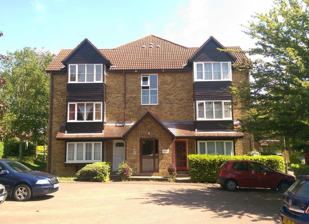 Studio to rent in Cambrian Green, Snowdon Drive, London NW9, £1,025 pcm