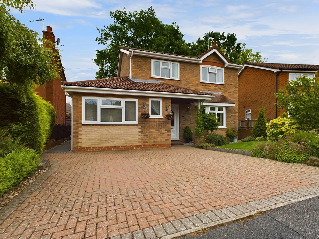 4 bed detached house for sale in Sandstone Avenue, Walton, Chesterfield