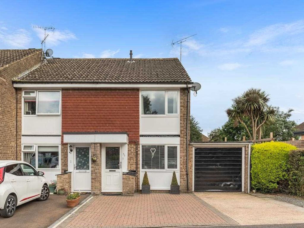 2 bed end terrace house to rent in Sycamore Avenue, Horsham RH12, £