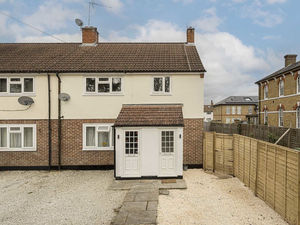 2 bed flat for sale in Staines Road East, SunburyOnThames TW16, £