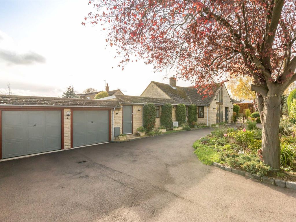 4 bed detached bungalow for sale in Farriers Road, Middle Barton