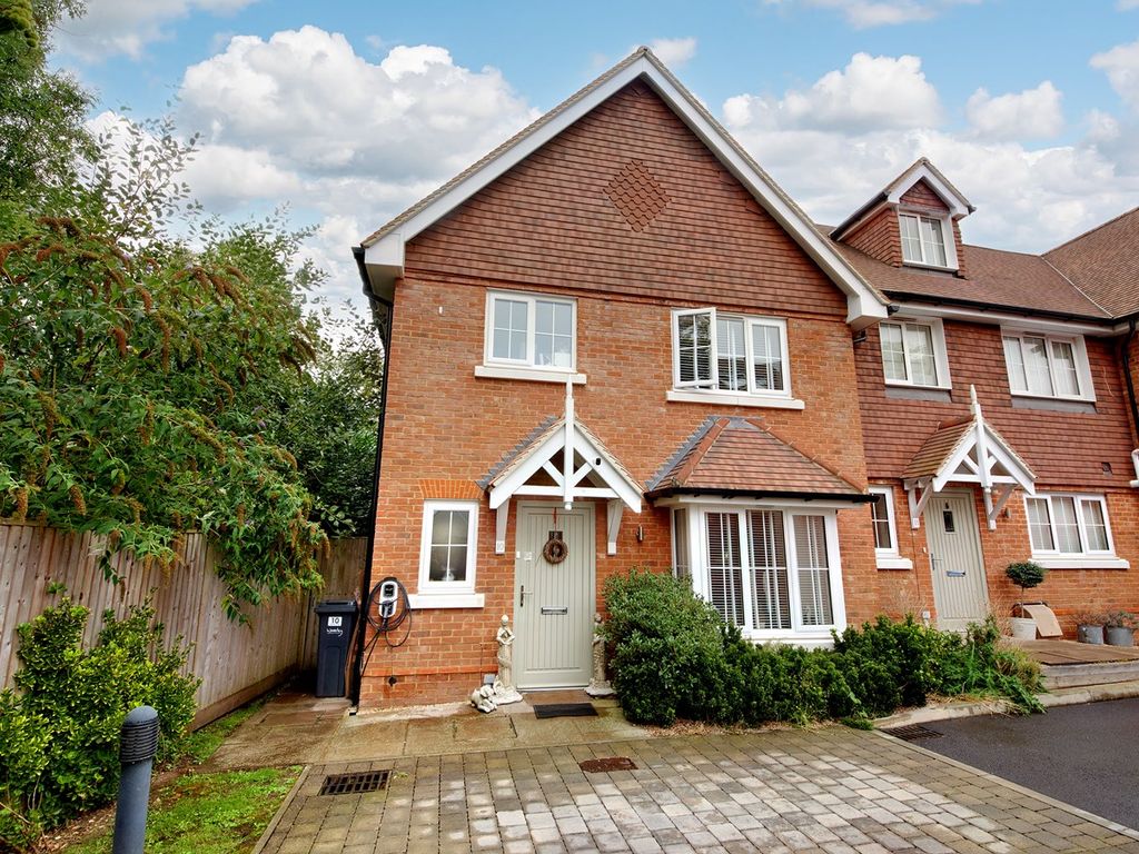 3 bed semidetached house for sale in Grove Close, Wrecclesham, Farnham