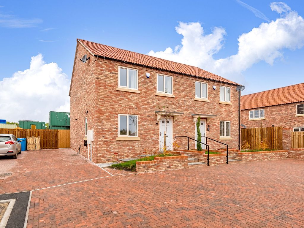 New home, 3 bed town house for sale in 10 Yew Tree Close, Woodlands