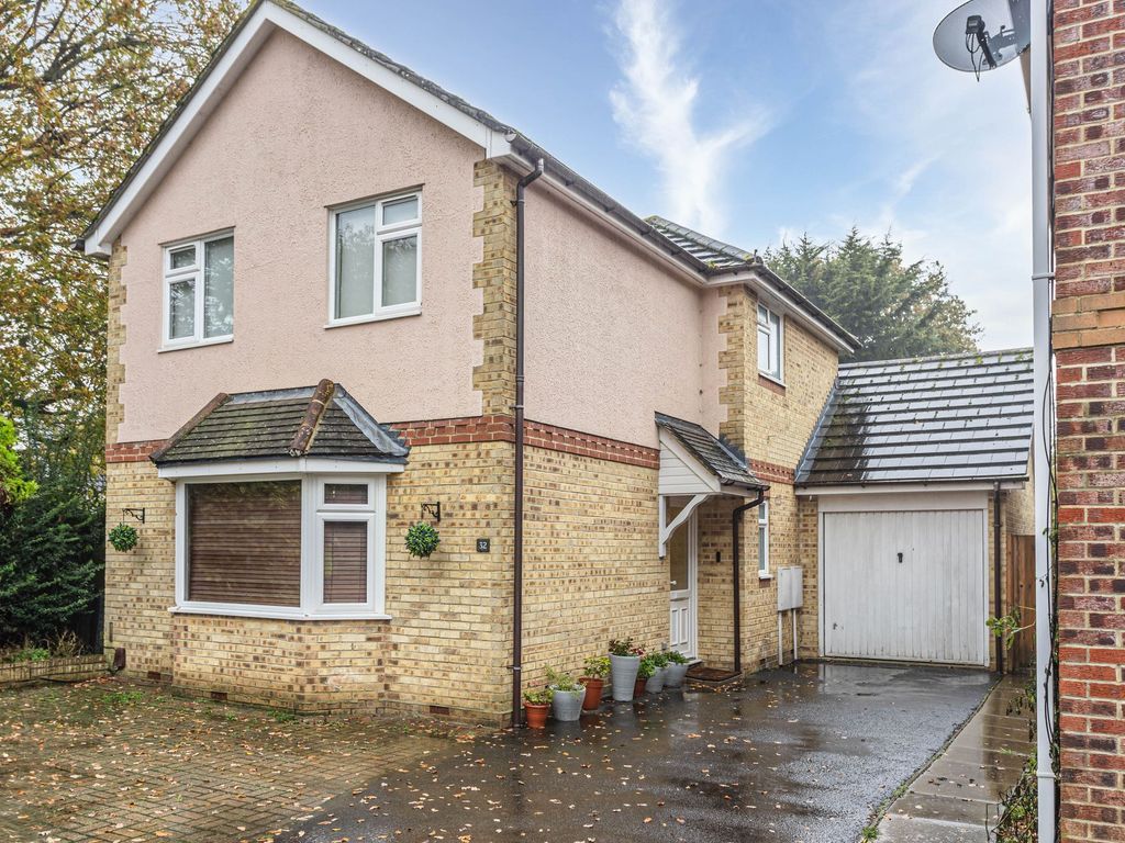 3 bed detached house to rent in Vancouver Drive, Crawley RH11, £2,000