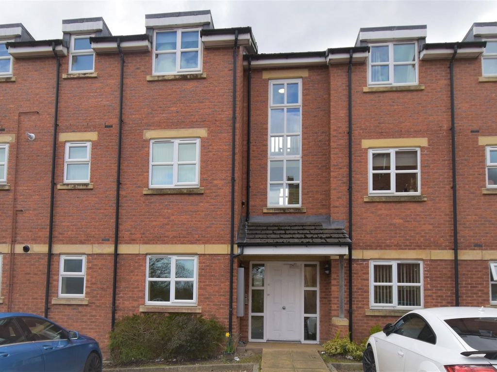 2 bed flat to rent in Hindsford Bridge Mews, Atherton, Manchester M46
