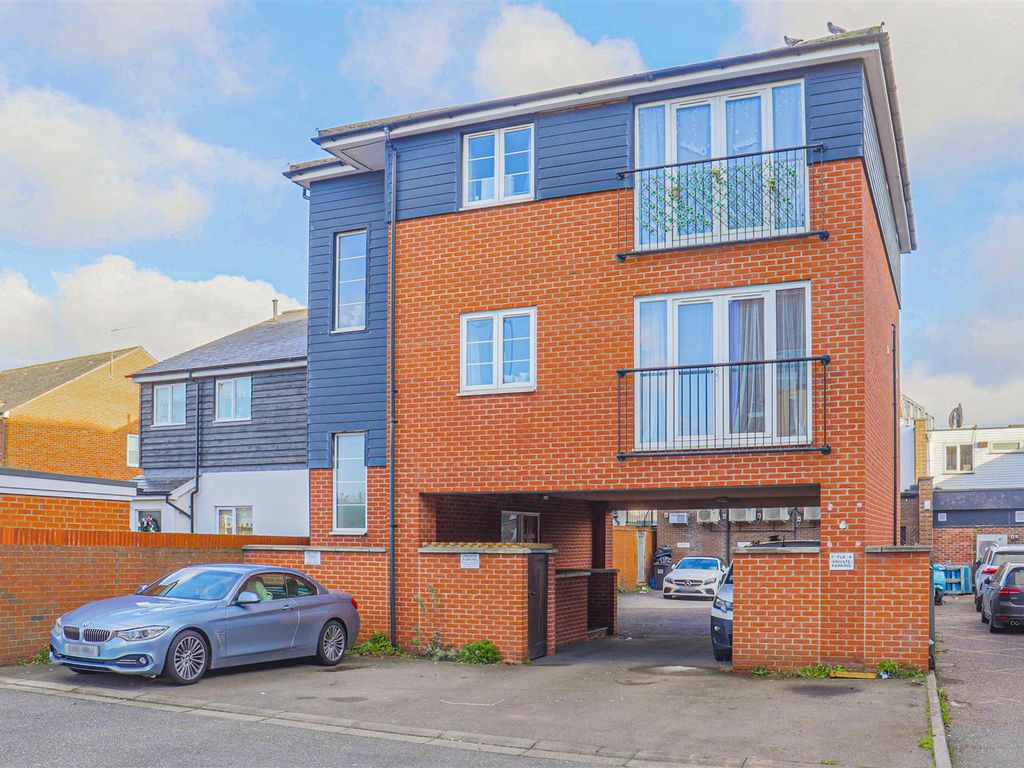 2 bed flat for sale in Taverners Way, Hoddesdon, Hertfordshire EN11