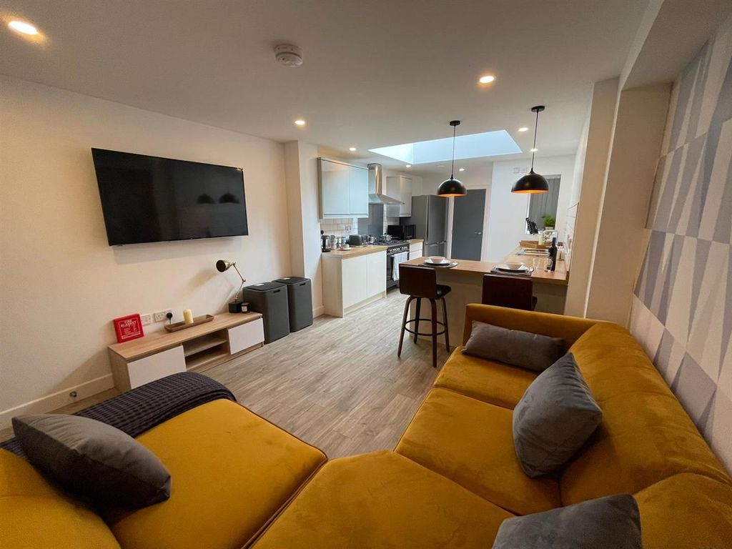 5 bed terraced house to rent in Bristol Road, Earlsdon, Coventry CV5, £