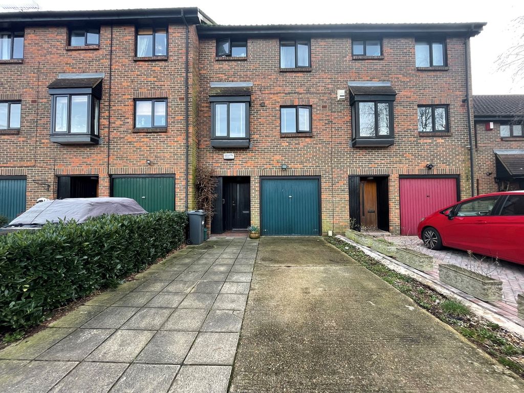3 bed town house to rent in Sycamore Close, Feltham TW13, £1,995 pcm