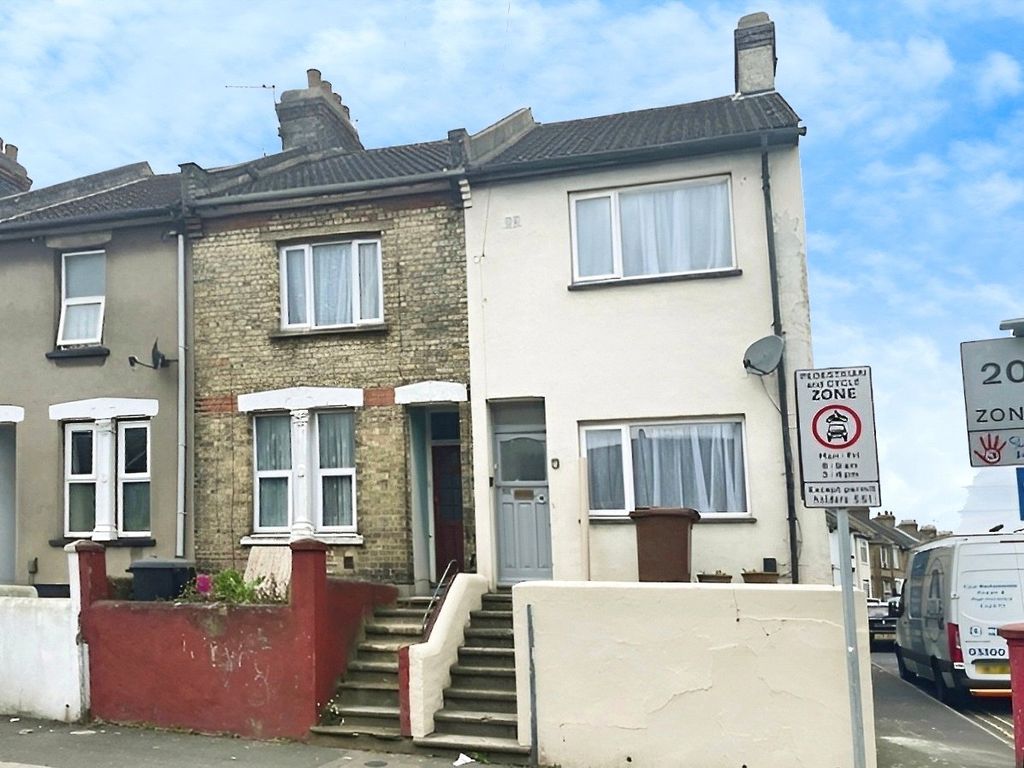 3 bed terraced house to rent in Magpie Hall Road, Chatham, Kent ME4, £