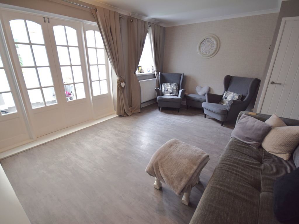 3 bed semidetached house to rent in Farringdon Drive, New Rossington