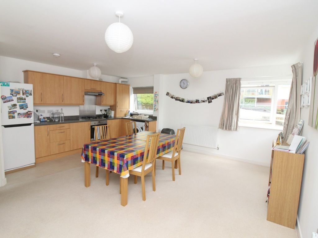 2 bed flat to rent in 38 Mckay Avenue, Torquay, Devon TQ1 Zoopla