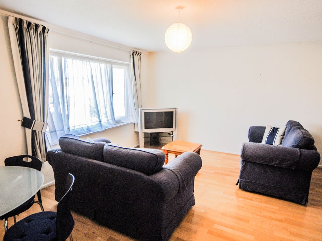 2 bed flat to rent in Buckingham Avenue, Perivale, Greenford UB6, £