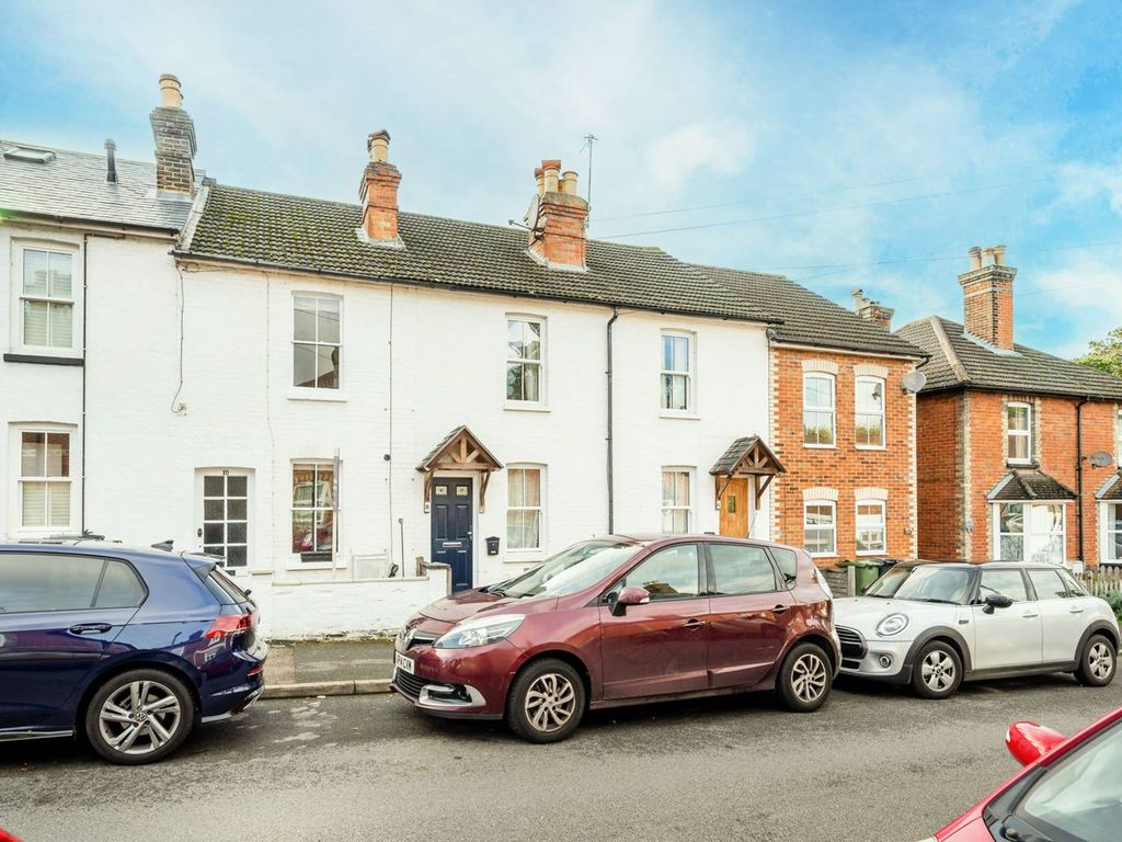 2 bed terraced house to rent in High Path Road, Merrow, Guildford GU1