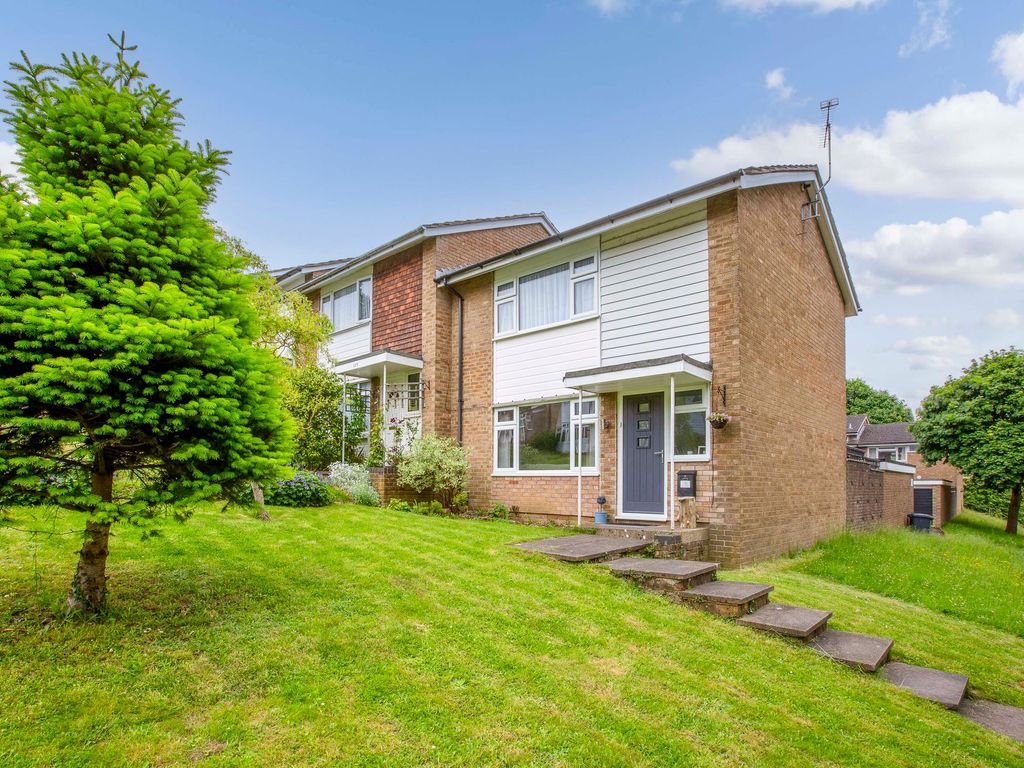 2 bed end terrace house for sale in The Pastures, High HP13, £