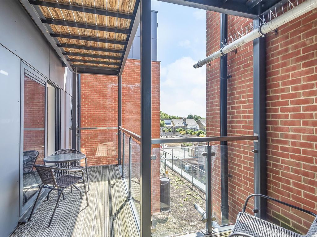 2 bed flat for sale in Ewell Road, Surbiton KT6, £375,000 - Zoopla