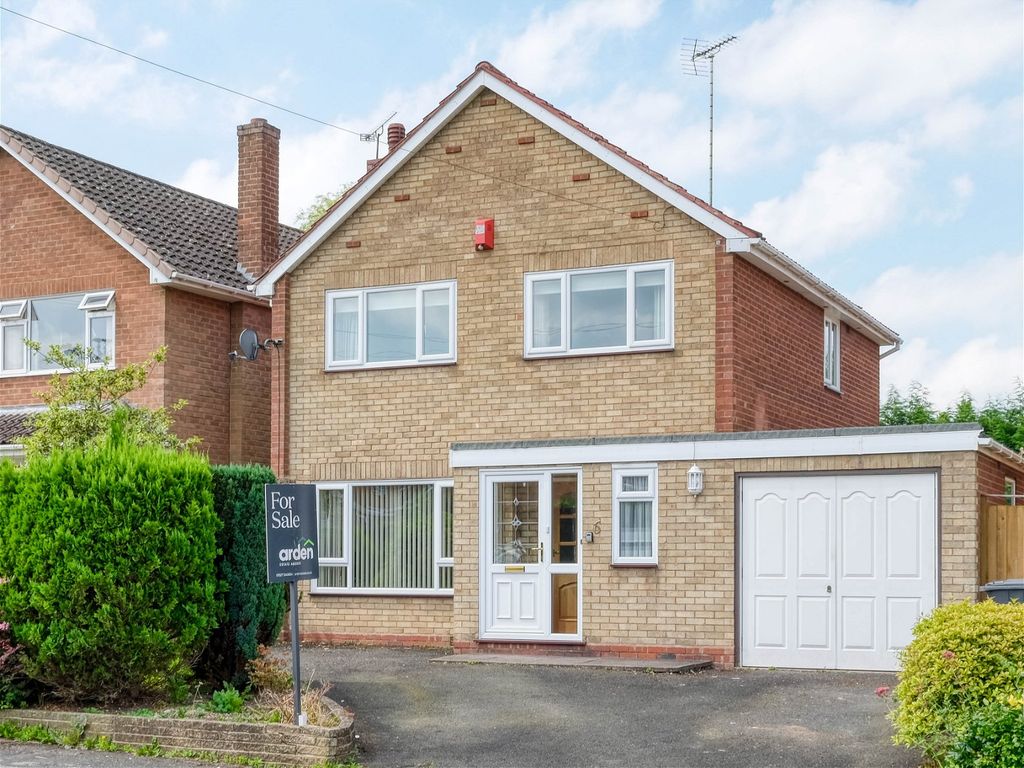 3 bed detached house for sale in Downsell Road, heath, Redditch B97