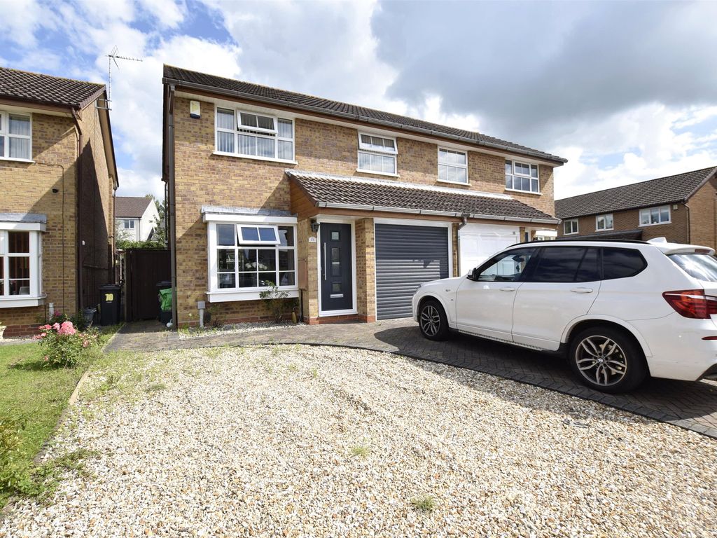 3 bed semidetached house for sale in Shackleton Avenue, Yate, Bristol