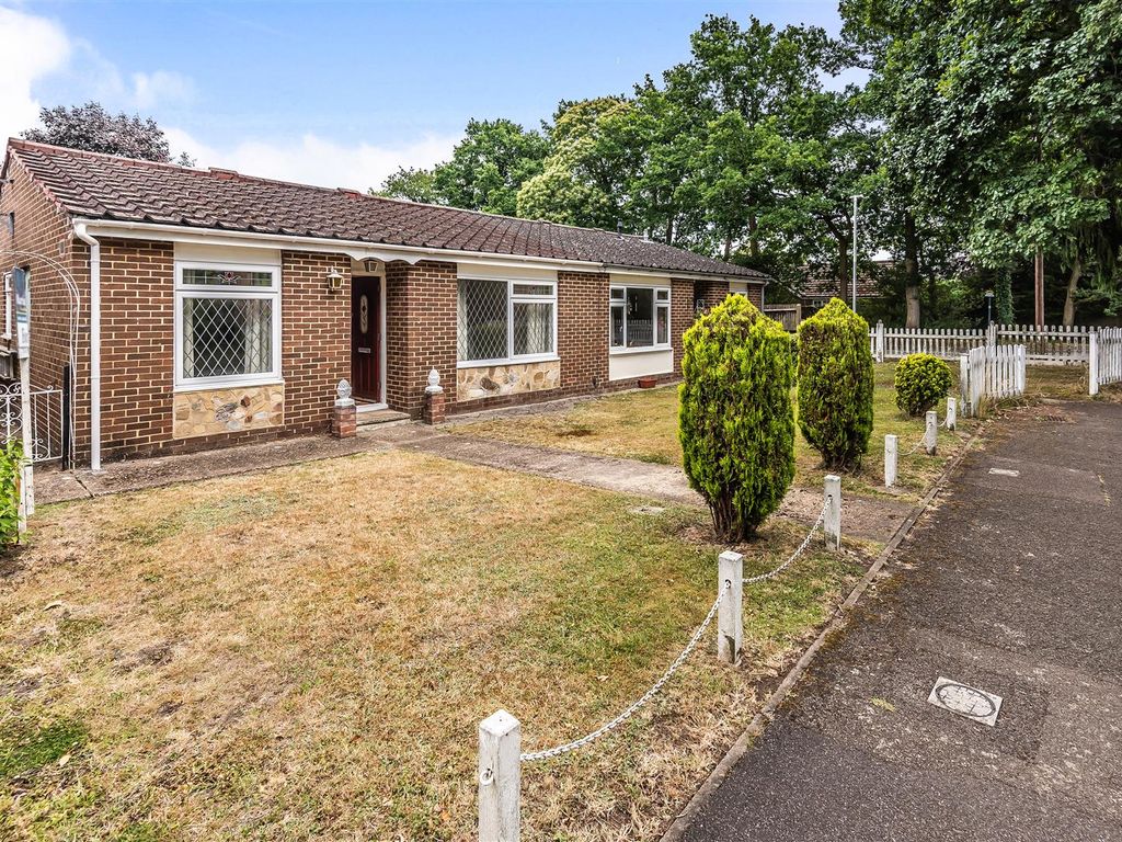 2 bed bungalow for sale in Barkham Ride, Finchampstead, Berkshire RG40