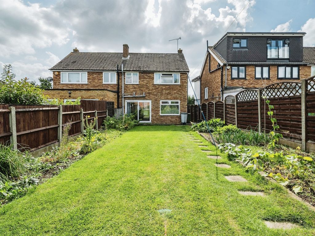 3 bed semidetached house for sale in Hammondstreet Road, Cheshunt