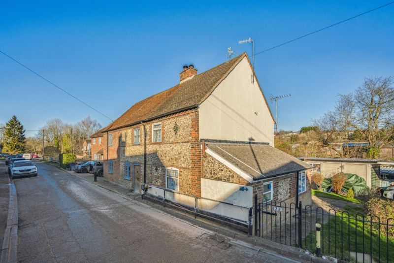 3 bed semidetached house for sale in Bois Moor Road, Chesham HP5, £