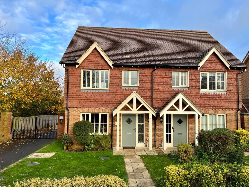 3 bed semidetached house for sale in Cemetery Lane, Kennington