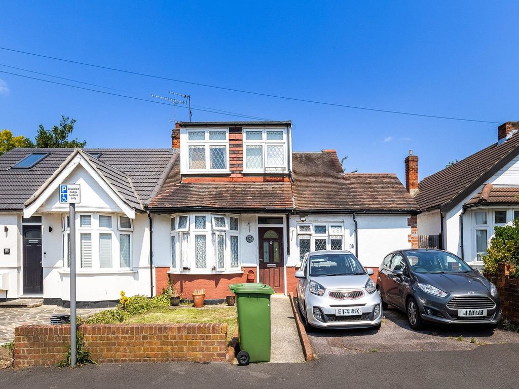 4 bed bungalow for sale in Kenilworth Gardens, Hornchurch RM12, £