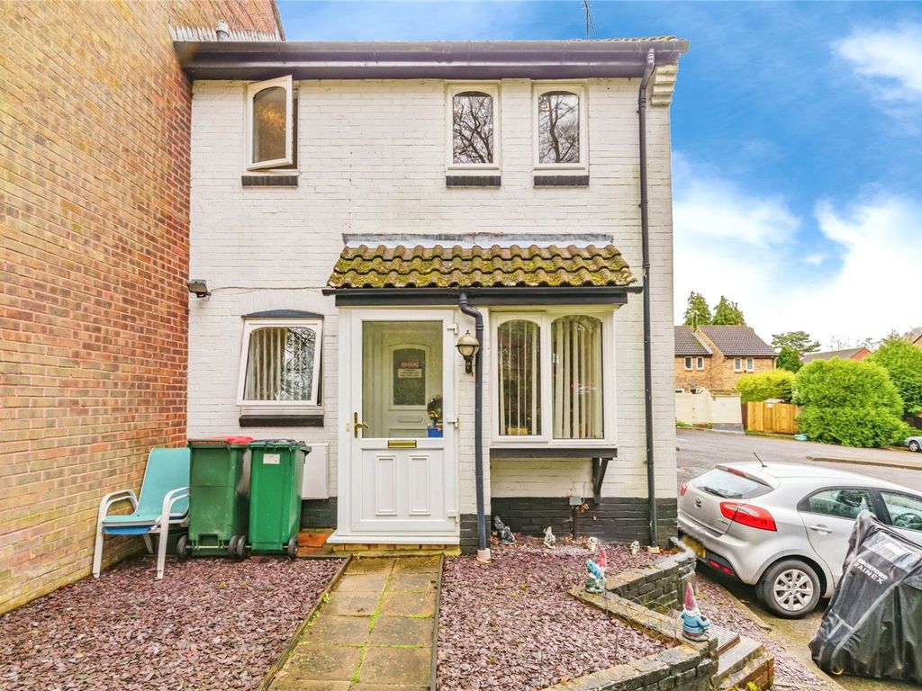 1 bed end terrace house for sale in Gorse Close, Crawley, West Sussex