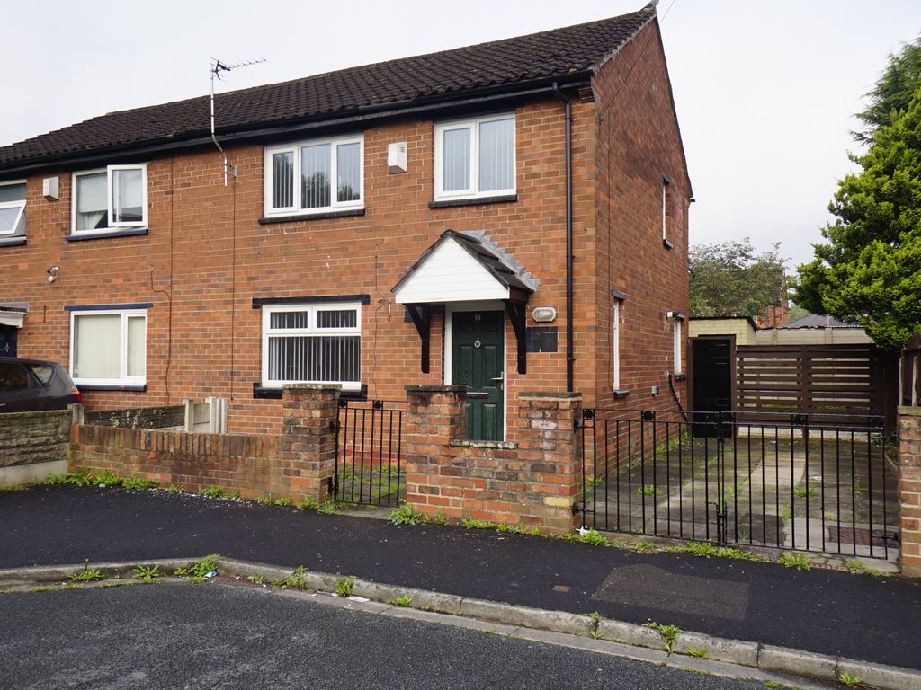 3 bed semidetached house to rent in Pinewood Crescent, Wigan WN2, £800