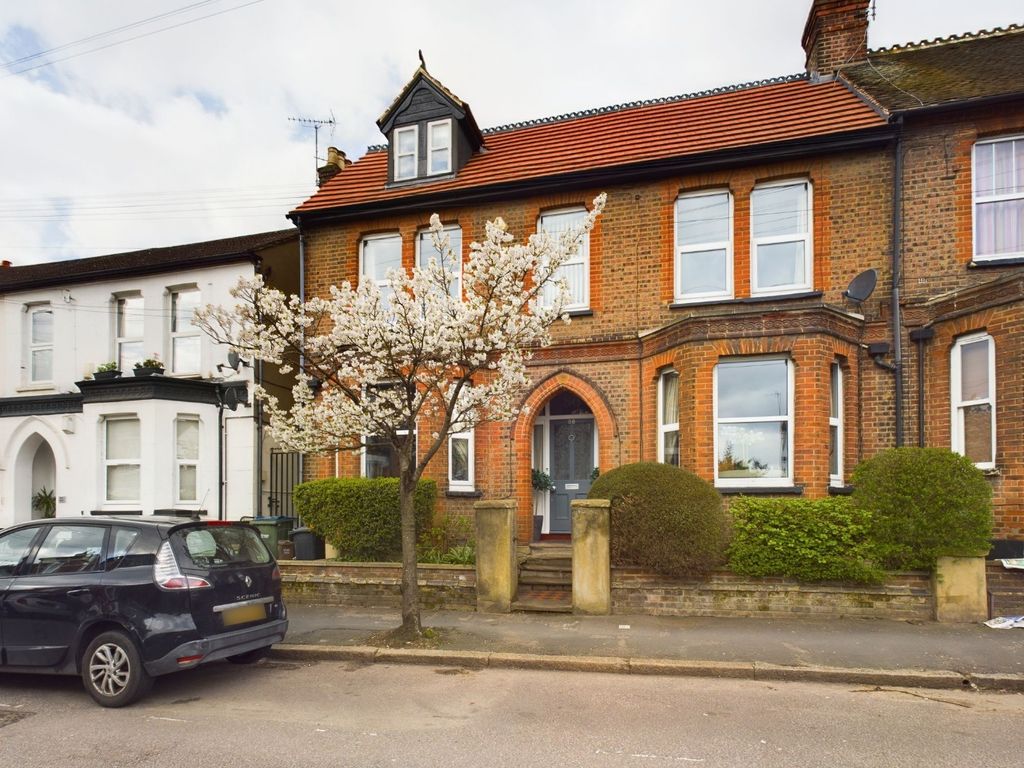 5 bed semidetached house for sale in Gladstone Road, Watford