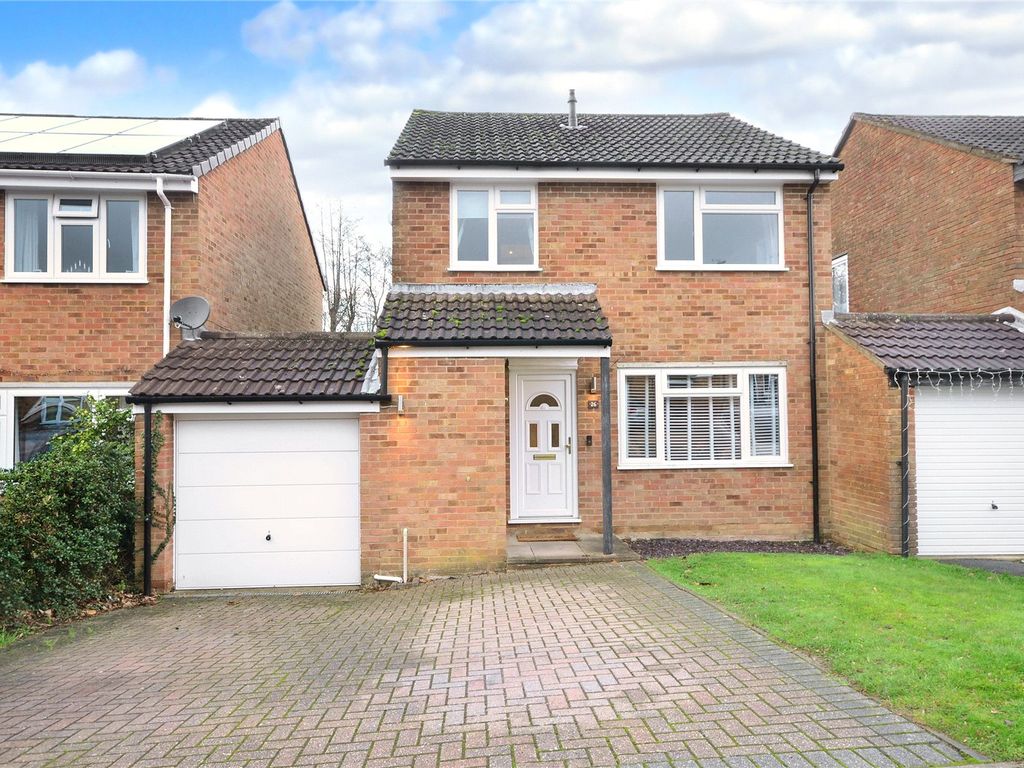 3 bed linkdetached house for sale in East Grinstead, West Sussex RH19