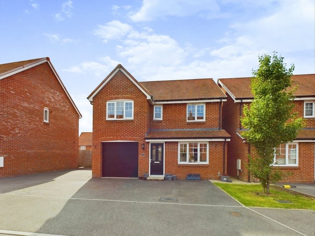 4 bed detached house for sale in Rhodes Way, Billingshurst RH14, £