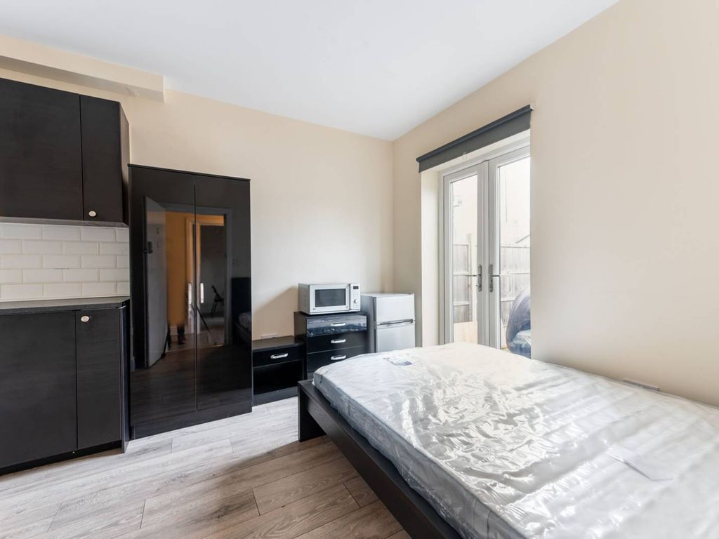 Studio to rent in Bideford Avenue, Perivale, Greenford UB6, £1,150 pcm