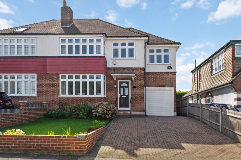 4 bed semidetached house for sale in Brockenhurst Avenue, Worcester